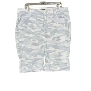 Democracy Shorts Women 18W Grey White Ab Solution Camo Bermuda Tummy Control
